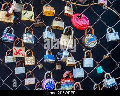 New York, New York, USA. Oktober 2020. Liebe Schlösser an einem Zaun in Nolita NYC. Diese Vorhängeschlösser befinden sich am Zaun des Elizabeth Street Garden. Quelle: Milo Hess/ZUMA Wire/Alamy Live News Stockfoto