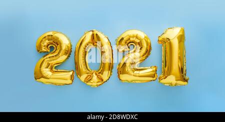 2021 goldener Ballon Text auf blauem Hintergrund. Frohe Silvester Einladung mit Weihnachten Goldfolie Ballons 2021. Langes Webbanner mit Kopierbereich Stockfoto