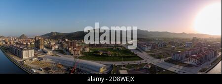 Drohnenansicht zum Teil der Stadt Afyon Türkei während der Sonnenuntergangszeit Stockfoto