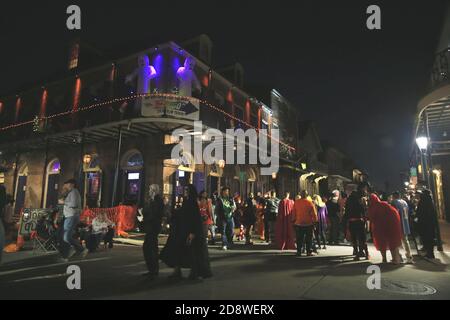 New Orleans, USA. November 2020. Menschen, die Halloween-Kostüme tragen, werden auf der Bourbon Street in New Orleans, Louisiana, USA, am 31. Oktober 2020 gesehen. Aufgrund der COVID-19 Pandemie waren die öffentlichen Versammlungen in New Orleans begrenzt und alles schloss am Samstag um 11 Uhr. Quelle: Lan Wei/Xinhua/Alamy Live News Stockfoto