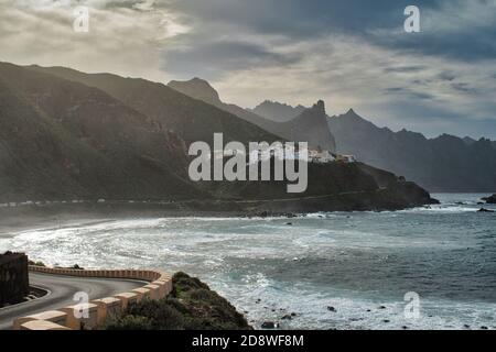 Street Panorama Meer Strand in Taganana Teneriffa typischen Surfspot Mit mächtigen Wellen mit einem Dorf auf dem Kap von Die Küste Stockfoto