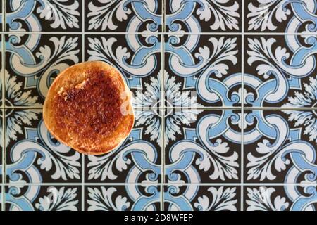 Traditioneller portugiesischer Süßkuchen mit dem Namen 'queijadas de Sintra' auf portugiesisch Kacheln Hintergrund Stockfoto