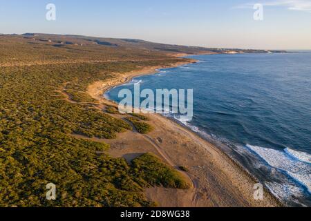 Luftaufnahme der Küste Lara Bay auf der Halbinsel Akamas, Zypern. Stockfoto