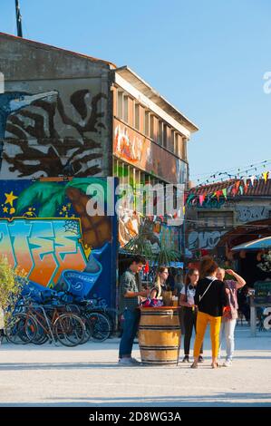 Frankreich, Charente-Maritime (17), La Rochelle, le Gabut Bereich, alte Port Brachland in Street Art umgewandelt, Open-Air-Café namens Guingette La Belle du gab Stockfoto