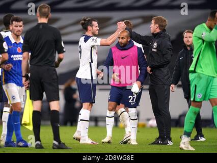 Gareth Bale von Tottenham Hotspur (Mitte links) schüttelt sich nach dem Premier League-Spiel im Tottenham Hotspur Stadium, London, die Hände mit Brighton und Hove Albion Manager Graham Potter. Stockfoto