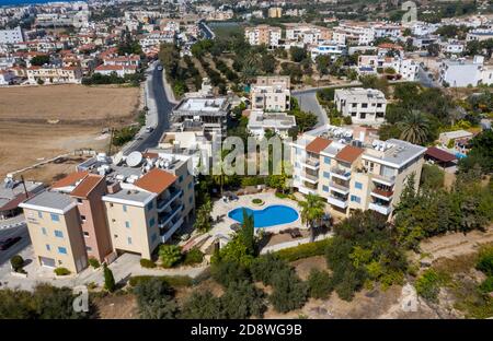 Luftaufnahme von Hermes Gardens Apartments, Kato Pervolian, Paphos, Zypern.die Wohnungen sind ein typisches Beispiel für Ferienwohnungen in Zypern. Stockfoto