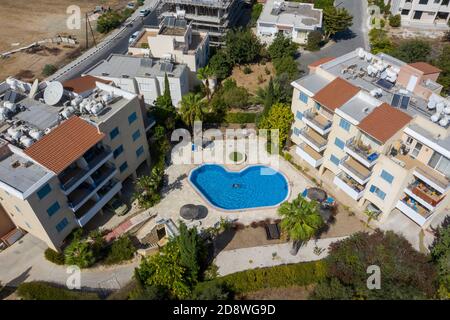 Luftaufnahme von Hermes Gardens Apartments, Kato Pervolian, Paphos, Zypern.die Wohnungen sind ein typisches Beispiel für Ferienwohnungen in Zypern. Stockfoto