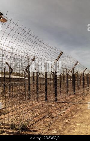 Barbwire sichere Grenze Engineering Schutzzaun ist elektrifiziert des Gefängnisses. Stockfoto