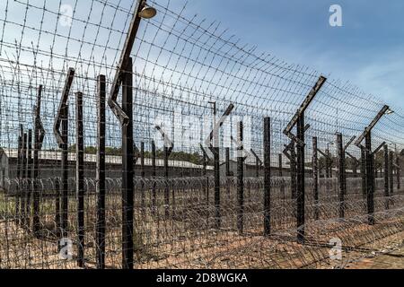 Barbwire sichere Grenze Engineering Schutzwand. Zaun mit Metallbarbe Stromkabel des Gefängnisses. Stockfoto