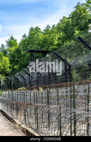 Gefängniswärter. Barbwire sichere Grenze Engineering Schutzzaun ist elektrifiziert des Gefängnisses. Stockfoto