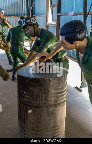 Gefangene vietnamesen im Kokosnussgefängnis Phu Quoc Insel Vietnam Kriegsmuseum. Phu Quoc, Vietnam - 17. Dezember 2014 Stockfoto