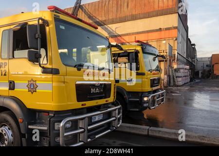 Durban, SÜDAFRIKA - 03. Mai 2020 Feuerwehrleute von Fire & Rescue kämpfen morgens mit einem Wasserschlauch gegen ein Gebäudefeuer. Stockfoto