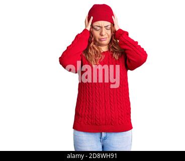 Junge lateinische Frau trägt Casual Kleidung leiden unter Kopfschmerzen verzweifelt und gestresst, weil Schmerzen und Migräne. Hände auf dem Kopf. Stockfoto