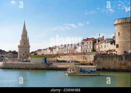 Frankreich, Charente-Maritime (17), La Rochelle, Vieux Port, zwei alte Türme: Tour de la Lanterne und Tour de Chaine Stockfoto