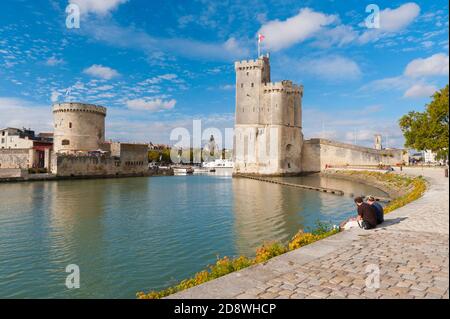 Frankreich, Charente-Maritime (17), La Rochelle, Vieux Port, zwei alte Türme : Tour de la Chaine und Tour Saint Nicolas Stockfoto