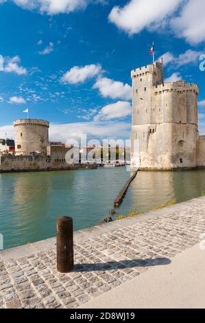 Frankreich, Charente-Maritime (17), La Rochelle, Vieux Port, zwei alte Türme : Tour de la Chaine und Tour Saint Nicolas Stockfoto