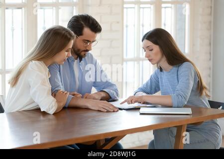 Junge Frau Rechtsanwalt erklärt Vereinbarung Details zu fokussierten Millennial Ehepartner Stockfoto