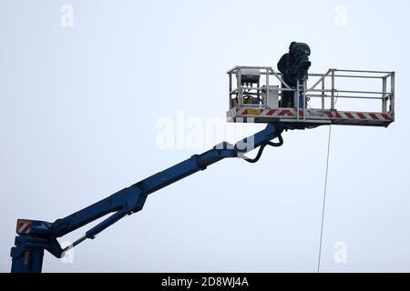 Newport, Großbritannien. November 2020. Eine Fernsehkamera in erhöhter Position. Guinness Pro14 Rugby, Dragons V Munster Rugby bei Rodney Parade in Newport on Sunday 1st November 2020. PIC by Andrew Orchard/Andrew Orchard Sports Photography/Alamy Live News Credit: Andrew Orchard Sports Photography/Alamy Live News Stockfoto