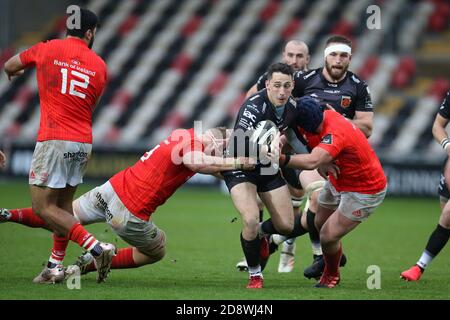 Newport, Großbritannien. November 2020. Sam Davies von den Drachen wird angegangen (c). Guinness Pro14 Rugby, Dragons V Munster Rugby bei Rodney Parade in Newport on Sunday 1st November 2020. PIC by Andrew Orchard/Andrew Orchard Sports Photography/Alamy Live News Credit: Andrew Orchard Sports Photography/Alamy Live News Stockfoto