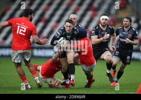 Newport, Großbritannien. November 2020. Sam Davies von den Drachen wird angegangen (c). Guinness Pro14 Rugby, Dragons V Munster Rugby bei Rodney Parade in Newport on Sunday 1st November 2020. PIC by Andrew Orchard/Andrew Orchard Sports Photography/Alamy Live News Credit: Andrew Orchard Sports Photography/Alamy Live News Stockfoto