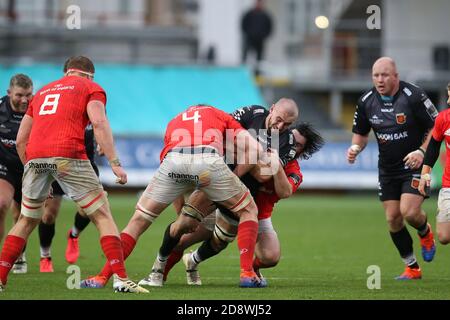 Newport, Großbritannien. November 2020. Ollie Griffiths of Dragons (c) wird gestoppt. Guinness Pro14 Rugby, Dragons V Munster Rugby bei Rodney Parade in Newport on Sunday 1st November 2020. PIC by Andrew Orchard/Andrew Orchard Sports Photography/Alamy Live News Credit: Andrew Orchard Sports Photography/Alamy Live News Stockfoto