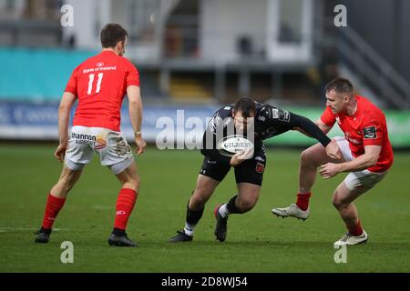 Newport, Großbritannien. November 2020. Adam Warren von den Drachen in Aktion (c). Guinness Pro14 Rugby, Dragons V Munster Rugby bei Rodney Parade in Newport on Sunday 1st November 2020. PIC by Andrew Orchard/Andrew Orchard Sports Photography/Alamy Live News Credit: Andrew Orchard Sports Photography/Alamy Live News Stockfoto