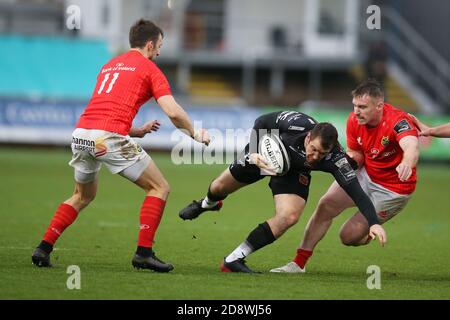 Newport, Großbritannien. November 2020. Adam Warren von den Drachen in Aktion (c). Guinness Pro14 Rugby, Dragons V Munster Rugby bei Rodney Parade in Newport on Sunday 1st November 2020. PIC by Andrew Orchard/Andrew Orchard Sports Photography/Alamy Live News Credit: Andrew Orchard Sports Photography/Alamy Live News Stockfoto