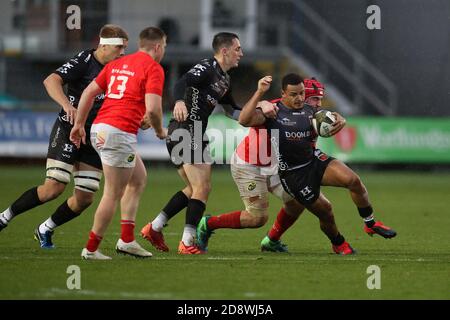 Newport, Großbritannien. November 2020. Ashton Hewitt von den Drachen in Aktion (r). Guinness Pro14 Rugby, Dragons V Munster Rugby bei Rodney Parade in Newport on Sunday 1st November 2020. PIC by Andrew Orchard/Andrew Orchard Sports Photography/Alamy Live News Credit: Andrew Orchard Sports Photography/Alamy Live News Stockfoto