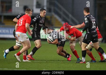 Newport, Großbritannien. November 2020. Ashton Hewitt von den Drachen in Aktion (c). Guinness Pro14 Rugby, Dragons V Munster Rugby bei Rodney Parade in Newport on Sunday 1st November 2020. PIC by Andrew Orchard/Andrew Orchard Sports Photography/Alamy Live News Credit: Andrew Orchard Sports Photography/Alamy Live News Stockfoto
