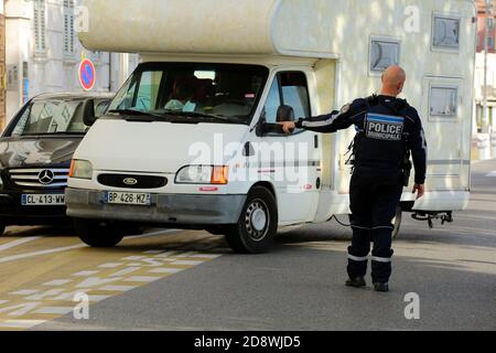 Nizza, Frankreich. 1. November 2020: Nizza, Frankreich. November 2020. Polizeibeamte halten Fahrzeuge und Fußgänger an, die auf Personenbescheinigungen überprüfen, als Teil der strengen Maßnahmen in Nizza, um die Ausbreitung des Coronavirus einzudämmen. Seit Freitag, dem 30. Oktober, wurden in Frankreich für vier Wochen neue Sperrmaßnahmen eingeführt, wobei unwesentliche Bewegungen verboten und für Sonderbewegungen eine Bescheinigung verlangt wird. Kredit: ZUMA Press, Inc./Alamy Live Nachrichten Stockfoto