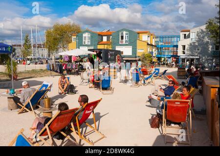 Frankreich, Charente-Maritime (17), La Rochelle, le Gabut Bereich, alte Port Brachland in Street Art umgewandelt, Open-Air-Café namens Guingette La Belle du gab Stockfoto