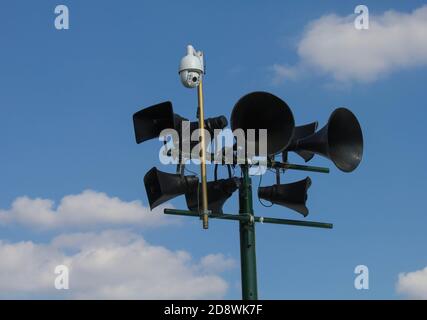 Tannoy-System und Überwachungskamera gegen einen blauen Himmel Stockfoto