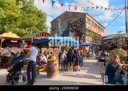 Frankreich, Charente-Maritime (17), La Rochelle, le Gabut Bereich, alte Port Brachland in Street Art umgewandelt, Open-Air-Café namens Guingette La Belle du gab Stockfoto