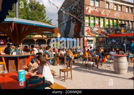 Frankreich, Charente-Maritime (17), La Rochelle, le Gabut Bereich, alte Port Brachland in Street Art umgewandelt, Open-Air-Café namens Guingette La Belle du gab Stockfoto