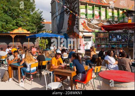 Frankreich, Charente-Maritime (17), La Rochelle, le Gabut Bereich, alte Port Brachland in Street Art umgewandelt, Open-Air-Café namens Guingette La Belle du gab Stockfoto