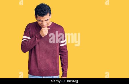 Hispanische gut aussehende junge Mann trägt Freizeitkleidung Gefühl unwohl und Husten als Symptom für Kälte oder Bronchitis. Health Care Konzept. Stockfoto