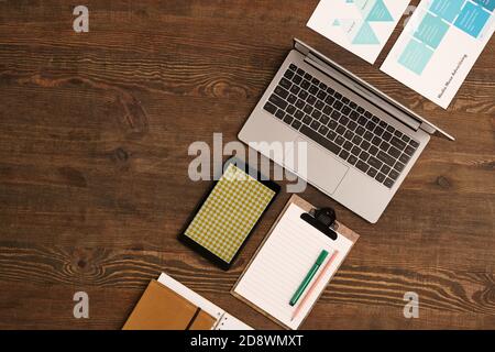 Blick auf den Arbeitsplatz der modernen kreativen Designer mit Laptop, Touchpad, etc. Stockfoto