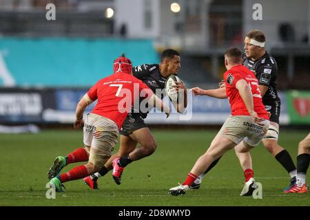Newport, Großbritannien. November 2020. Ashton Hewitt von den Drachen (c) in Aktion. Guinness Pro14 Rugby, Dragons V Munster Rugby bei Rodney Parade in Newport on Sunday 1st November 2020. PIC by Andrew Orchard/Andrew Orchard Sports Photography/Alamy Live News Credit: Andrew Orchard Sports Photography/Alamy Live News Stockfoto