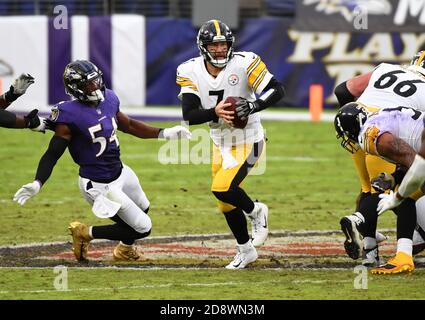 Baltimore, Usa. November 2020. Pittsburgh Steelers Quarterback Ben Roethlisberger (7) kriegt im vierten Quartal im M&T Banks Stadium in Baltimore, Maryland am Sonntag, 1. November 2020 gegen die Baltimore Ravens. Foto von Kevin Dietsch/UPI Kredit: UPI/Alamy Live News Stockfoto