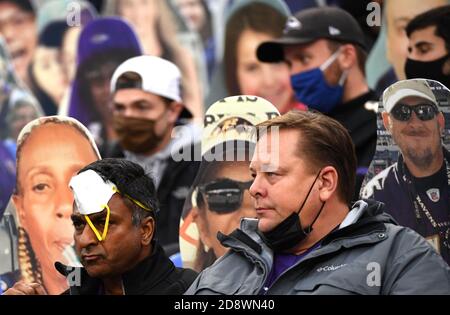 Baltimore, Usa. November 2020. Fans beobachten in den letzten Momenten, wie die Ravens am Sonntag, den 1. November 2020, von den Pittsburgh Steelers im M&T Banks Stadium in Baltimore, Maryland besiegt werden. Foto von Kevin Dietsch/UPI Kredit: UPI/Alamy Live News Stockfoto