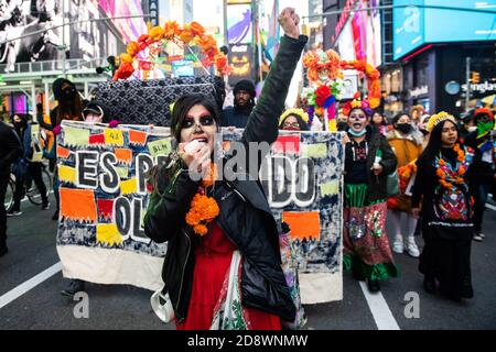 New York, Usa. Oktober 2020. Demonstranten demonstrieren bei der Dia De Los Muertos-Veranstaltung zum Gedenken an Opfer staatlicher Gewalt am 31. Oktober 2020 in New York, New York. Foto: Chris Tuite/ImageSPACE Credit: Imagespace/Alamy Live News Stockfoto