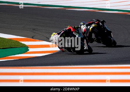 Cheste, Spanien. 01. November 2020: Dominique Aegerter (77) aus der Schweiz und Yari Montella aus Italien während des Moto2 FIM CEV-Rennens auf dem Ricardo Tormo Circuit am 01. November 2020 in Cheste, Spanien. Quelle: Sofia Rufian/Alfa Images/Alamy Live News Stockfoto