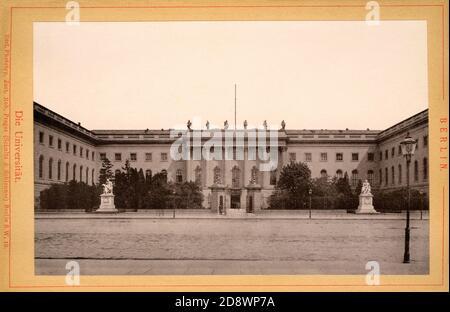 Europa, Deutschland, Berlin, Berlin-Mitte, unter den Linden, Humboldt Universität, Originaltext : das Neue Museum , Motiv aus dem Leporello ' Berlin ' , wahrscheinlich um 1895, Herausgeber : Berl. Phototyp Inst. Rob. Prager ( Schultz & Schlenner ) , Berlin, Kunstureberrechte werden nicht vertreten . / Europa, Deutschland, Berlin, unter den Linden, Humboldt-Universität, Bild aus dem Leporello 'Berlin', wohl um 1895, Verlag: Berl. Phototyp Inst. Rob. Prager ( Schultz & Schlenner ) , Berlin, gibt es keine Rechte. Stockfoto