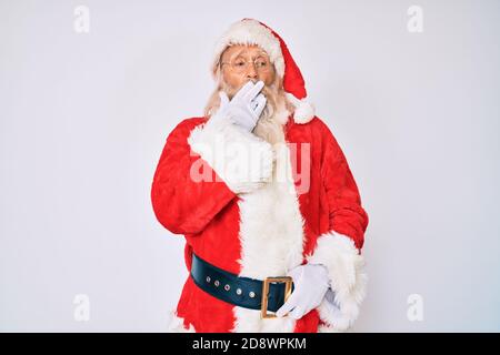 Alter älterer Mann mit grauen Haaren und langem Bart trägt weihnachtsmann Kostüm mit Hosenträgern gelangweilt gähnend müde Abdeckung Mund mit Hand. Rastlos und sl Stockfoto
