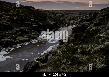 River Kinder im Winter im Mondlicht, Kinder Gates, Kinder Scout, Derbyshire, Peak District National Park, England, Großbritannien Stockfoto