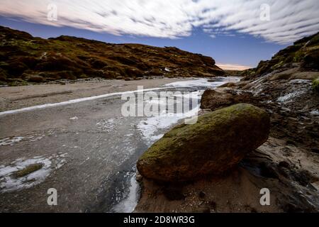 River Kinder im Winter im Mondlicht, Kinder Gates, Kinder Scout, Derbyshire, Peak District National Park, England, Großbritannien Stockfoto