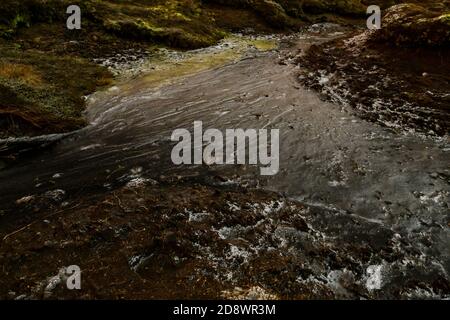 River Kinder im Winter im Mondlicht, Kinder Gates, Kinder Scout, Derbyshire, Peak District National Park, England, Großbritannien Stockfoto