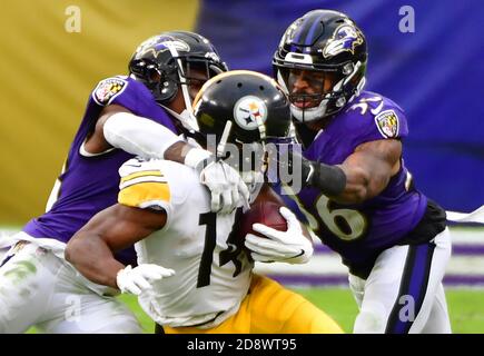 Baltimore, Usa. November 2020. Sicherheit von Baltimore Ravens Chuck Clark (36) wird für eine Facemark-Verletzung gegen den Pittsburgh Steelers Wide Receiver Ray-Ray McCloud (14) vor dem Ravens-Eckpfeiler Terrell Bonds (L) in der zweiten Hälfte des M&T Bank Stadium in Baltimore, Maryland, am Sonntag, den 1. November 2020 bestraft. Pittsburgh gewann 28-24. Foto von David Tulis/UPI Credit: UPI/Alamy Live News Stockfoto