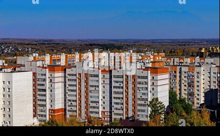 Fassaden von mehrstöckigen sowjetischen Gebäuden. Russische städtische Wohnhäuser. Wohnviertel mit sowjetischen Wohnhäusern Stockfoto