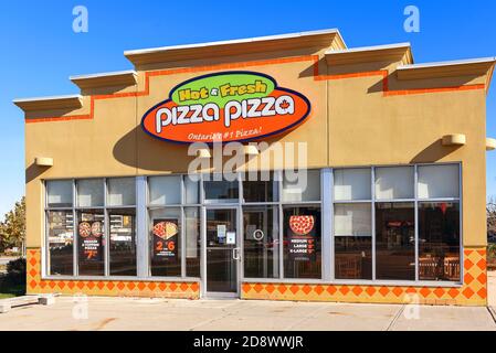 Ottawa, Kanada - 31. Oktober 2020: Pizza Pizza, an der Richmond Rd, ist ein kanadischer Pizza-Schnelldienst mit über 500 Standorten, vor allem in Ontario. Es war f Stockfoto